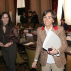 Silvia Clemente junto a la ministra Rosa Aguilar antes del comienzo de la reunión.