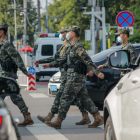 Militares chinos ante la embajada de Estados Unidos en Pekín. MARK R. CRISTINO