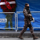 Un policía patrulla frente al club Reina, escenario del atentado de Estambul.