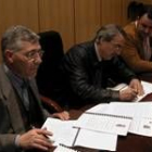 El alcalde de Camponaraya, Antonio Canedo (centro), firmó ayer el convenio del polígono
