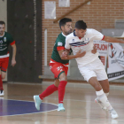 Jacobo agarra a Germán para evitar su avance. FERNANDO OTERO