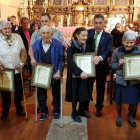 Tres jóvenes confeccionan ramos de capilotes. CAMPOS