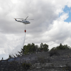 Intervención de un helicóptero de los servicios contraincendios en un incendio declarado en la provincia. MIGUEL F. B.