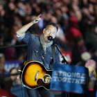 Bruce Springsteen, en el último mitin de campaña de Hillary Clinton, el 7 de noviembre del 2016.