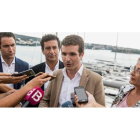 Pablo Casado junto al presidente del PP en Baleares, Biel Company, y la presidenta del PP de Menorca, Misericordia Sugrañes. DAVID ARQUIMBAU