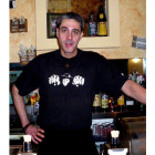 Dani, al frente del Danubio, posa en uno de los rincones del establecimiento