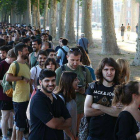 Cientos de personas hacen cola para participar en el casting de 'Juego de Tronos', este lunes en Gerona.