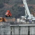 Un instante de las labores de limpieza de los fondos del embalse de Bárcena, ayer por la tarde