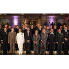 El presidente luso, Cavaco Silva, junto al personal militar de la Otan en Lisboa.