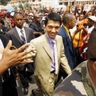 Rajoelina saluda a un simpatizante mientras pasea por Antananarivo