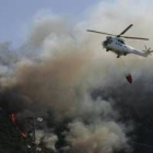 Un helicóptero durante las labores de extinción del incendio acaecido el pasado fin de semana