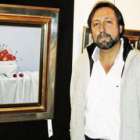 El artista Juan Ignacio Domínguez ante una de sus obras.