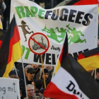 Manifestantes del movimiento antiinmigración Pegida, en una marcha contra los asaltos masivos a mujeres sucedidos en Nochevieja y atribuidos a refugiados, en Colonia, el pasado 9 de enero.