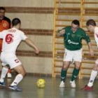 Sergio Piñeiro, a la izquierda, y Fran, a la derecha, cierran el avance del jugador vigués Rober