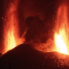 Imagen del cono del volcán la madrugada de ayer. MIGUEL CALERO