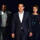 Alexis Tsipras, rodeado de sus aliados, ayer en Atenas.