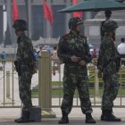 Varios soldados controlan los alrededores de la plaza de Tiananmen, este miércoles en Pekín.