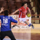 Raquel Caño intenta un lanzamiento ante la portería visitante.