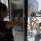 Dos usuarias del servicio de préstamo de bicicletas de Ponferrada.