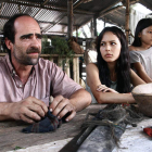 El actor Luis Tosar, en primer plano, lleva todo el peso de la película ‘Operación E’, actualmente en la cartelera española.