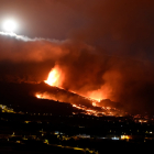 El volcáncuenta desde esta noche con una nueva boca eruptiva en las cercanías del pueblo de Tacande, en El Paso, lo que ha obligado a ampliar las evacuaciones. EFE/MIGUEL CALERO