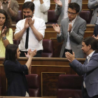 El grupo de Podemos aplaude a Irene Montero y Pablo Iglesias.