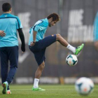 Neymar da toques al balón antes de empezar la sesion de entrenamiento.
