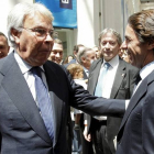 Los expresidentes del Gobierno Felipe González y José María Aznar se saludan en un acto en Madrid en mayo del 2011.