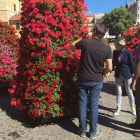 La concejala Ana Franco supervisa la colocación de las flores. DL