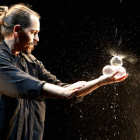 El mago Miguel Muñoz, que convierte el agua en esferas de hielo y a la inversa