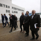 Futbolistas, directivos de la Deportiva y autoridades, en la entrada del centro.