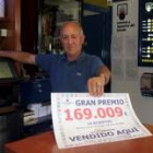 El propietario del bar Las Eras de Camponaraya, posando ayer con el cartel anunciador del premio