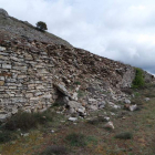 Detalle de la muralla del castillo de Llanos de Alba. DL