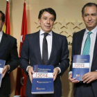 Enrique Ossorio (derecha), en una imagen de archivo, junto al entonces presidente de la Comunidad de Madrid, Ignacio González, y Salvador Victoria.