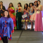 Isabel García, ayer, tras el desfile, que tuvo lugar en el Meliá Castilla. RAQUEL P. VIECO