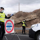 Agentes de la Guardia Civil apostados en la autopista del sur TF1 en Tenerife para hacer controles de vehículos durante este Viernes Santo.  Miguel Barreto