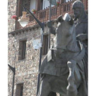 La cámara, en la farola de la glorieta del Templario.