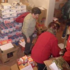 Varias voluntarias organizan los lotes de alimentos.