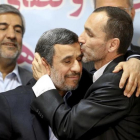 Hamid Baqaí besa a Mahmud Ahmadineyad (izquierda)después de inscribirse ambos como candidatos a la presidencia de Irán en el Ministerio del Interior, en Teherán
