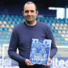 Javier Santiago, con el ejemplar del segundo tomo de la historia de la Deportiva. DL