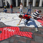 Proucranianos dibujan un mapa de Ucrania, resaltando en rojo los territorios en disputa.