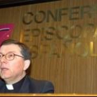 El portavoz de la Conferencia Episcopal, Juan A. Martínez Camino, durante la rueda de prensa de ayer
