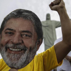 Un manifestante seguidor de Lula usa una máscara con la imagen del expresidente, en un acto a favor de su liberación, el 14 de abril, en Río de Janeiro