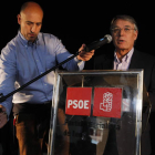 José Antonio Díez coloca el micrófoco a Francisco Álvarez en la presentación de la candidatura.