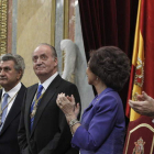 El rey Juan Carlos recibe los aplausos de los asistentes a la inauguración en las Cortes de la X legislatura tras su discurso para volcarse en resolver la crisis.