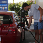 El incremento en el precio del diésel obligará a rascarse más el bolsillo a más de catorce millones de conductores. RAMIRO
