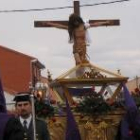 Agentes de la Guardia Civil escoltaron al crucificado antes y después del desenclavo