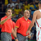 Scariolo da instrucciones a Navarro en un momento del partido frente a Brasil.