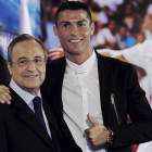 Florentino Pérez junto a Cristiano Ronaldo cuando jugaba en el Real Madrid. SERGIO BARRENECHEA