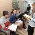 Los alumnos del Gil y Carrasco antes de entrar al examen.